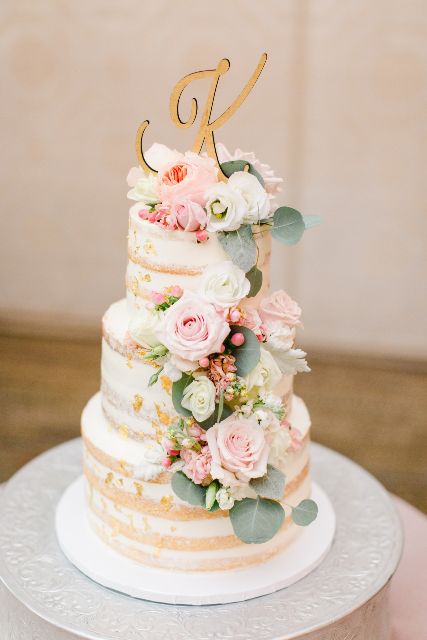 incorporate flowers into your wedding cake