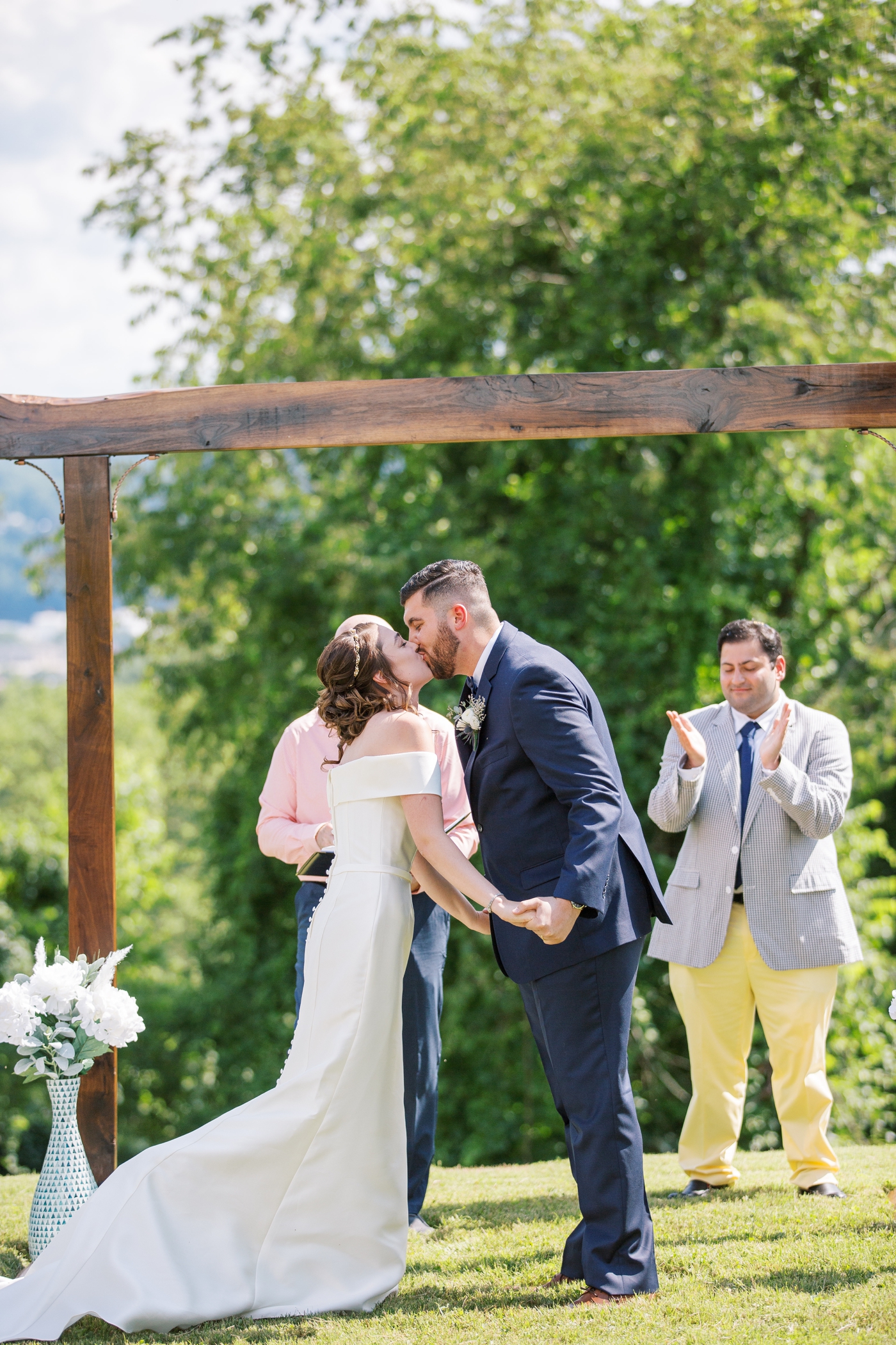 Outdoor wedding ceremony at Edgewood Country Club