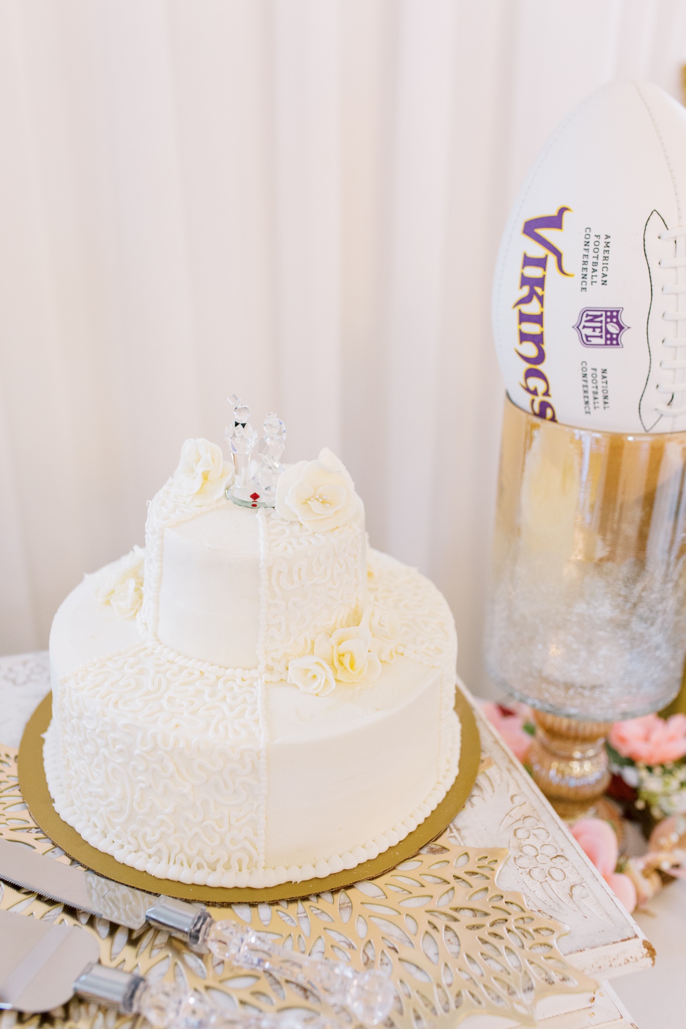 White cake at wedding reception at Bristow Manor
